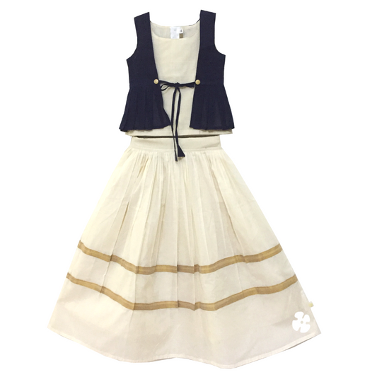 Simple sleeveless top with jacket with tie and golden detail